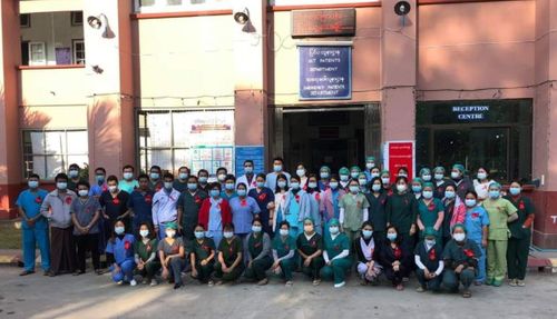 아웅산 수치에 대한 지지 표시로 빨간 수건 단 의료진[페이스북 캡처]