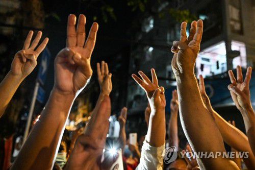 세 손가락 경례하며 군부 쿠데타 항의하는 미얀마인들(양곤 AFP=연합뉴스) 3일(현지시간) 아웅산 수치 미얀마 국가 고문이 수입 워키토키 불법 소지 혐의로 기소된 가운데 미얀마 최대 상업 도시 양곤의 시민들이 군부 쿠데타에 항의하는 '시민 불복종'의 의미로 세 손가락 경례를 하고 있다. 세 손가락 경례는 지난해 태국 민주화 시위에서 시위대들이 사용한 저항과 불복종을 상징하는 표시이다. knhknh@yna.co.kr
