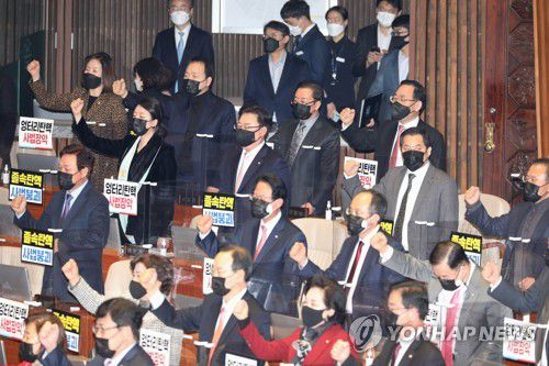 김명수 대법원장 탄핵 요구하는 국민의힘(서울=연합뉴스) 안정원 기자 = 4일 국회 본회의에서 법관(임성근 부산고법 부장판사) 탄핵소추안이 가결되자 국민의힘 의원들이 '김명수 대법원장을 탄핵하라'는 구호를 외치고 있다. 2021.2.4 jeong@yna.co.kr