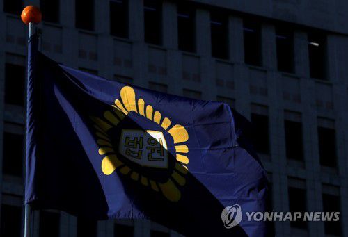 헌정사 첫 법관 탄핵소추(부산=연합뉴스) 손형주 기자 = 국회가 양승태 대법원장 시절 '사법농단'에 연루된 임성근 부산고법 부장판사에 대한 탄핵 소추안을 지난 4일 찬성 179표, 반대 102표로 가결했다. 국회가 현직 법관에 대한 탄핵 소추를 의결한 것은 헌정 사상 초유의 일이다. 사진은 이날 오후 부산고등법원에 펄럭이는 법원 깃발에 그림자가 드리운 모습. [연합뉴스 자료사진]