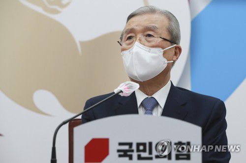 김종인, 김명수 대법원장 관련 긴급 회견(서울=연합뉴스) 진성철 기자 = 국민의힘 김종인 비상대책위원장이 5일 국회에서 김명수 대법원장과 관련해 긴급 기자회견을 하고 있다.   2021.2.5 zjin@yna.co.kr