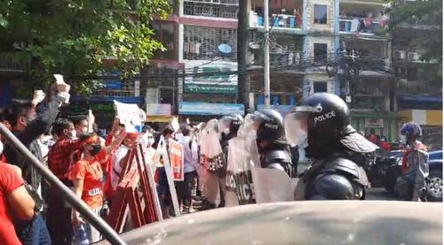 양곤 시내에서 시위대 행진을 막고 있는 경찰. 2021.2.7[페이스북 캡처. 재판매 및 DB 금지]