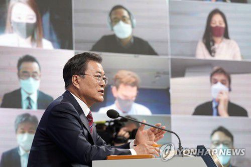 신년 기자회견에서 답변하는 문 대통령[연합뉴스 자료사진]