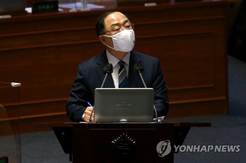 대정부질문 답변하는 홍남기 경제부총리[연합뉴스 자료사진]