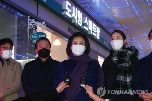 박영선, 마곡지구 스마트팜 방문(서울=연합뉴스)  더불어민주당 박영선 서울시장 예비후보가 7일 공약인 '21분 도시'의 모델 사례인 서울 강서구 마곡지구를 찾아 마곡나루역 도시형 스마트팜을 살펴본 뒤 발언하고 있다. 2021.2.7 [국회사진기자단] toadboy@yna.co.kr