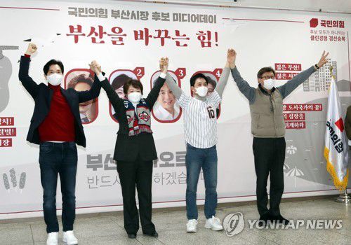 국민의힘 부산시장 보선 본경선 기호 추첨(부산=연합뉴스) 김재홍 기자 = 7일 오후 부산 수영구 국민의힘 부산시당에서 열린 미디어데이 행사에 참석한 부산시장 보궐선거 본경선 진출자 4명이 기호 추첨을 마친 뒤 기념촬영을 하고 있다. 왼쪽부터 1번 박성훈, 2번 이언주, 3번 박민식, 4번 박형준 예비후보. 2021.2.7 pitbull@yna.co.kr