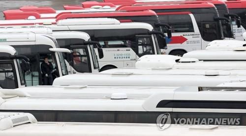 멈춰선 전세버스[연합뉴스 자료사진]