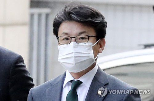 법원 출석하는 진성준 의원(서울=연합뉴스) 한상균 기자 = 공직선거법 위반 혐의를 받는 더불어민주당 진성준 의원이 17일 서울남부지법에서 열린 1차 공판에 출석하고 있다. 2020.11.17 xyz@yna.co.kr