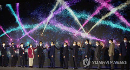 평창평화포럼 개막 퍼포먼스(평창=연합뉴스) 이해용 기자 = 7일 오후 강원 평창 알펜시아 컨벤션센터에서 열린 2021 평창평화포럼에서 참석 내빈들이 개막 퍼포먼스를 하고 있다. 2021.2.7 dmz@yna.co.kr