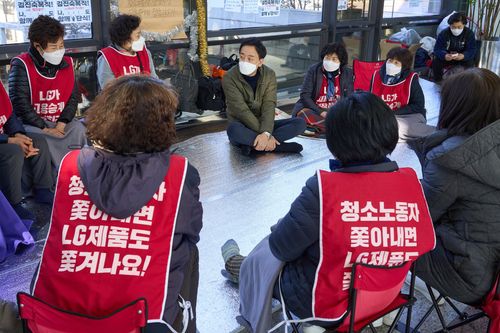 LG트윈타워 농성 청소노동자 방문한 금태섭 후보(서울=연합뉴스) 서울시장 보궐선거 무소속 금태섭 예비후보가 9일 오후 서울 여의도 LG트윈타워에서 농성중인 청소 노동자들과 대화하고 있다. 2021.2.9. [금태섭 예비후보 측 제공. 재판매 및 DB 금지]