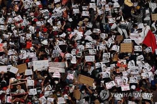 군정의 집회금지 조처에도 양곤 시내에 모인 쿠데타 항의 시위대 모습. 2021.2.9[AFP=연합뉴스]