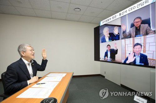통신3사 CEO와 온라인 간담회 하는 최기영 과기정통부 장관최기영 과학기술정보통신부 장관(왼쪽)이 통신3사 CEO들과 온라인 간담회를 하고 있다. [과학기술정보통신부 제공. 재판매 및 DB 금지]