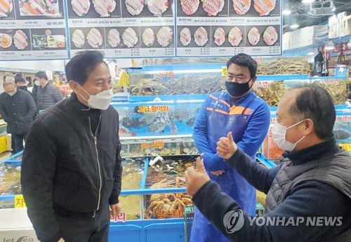 가락농수산물시장 방문한 오세훈 후보(서울=연합뉴스) 서울시장 보궐선거 국민의힘 오세훈 예비후보가 9일 오전 서울 송파구 가락농수산물시장을 방문, 상인 등과대화하고 있다. 2021.2.9  [오세훈 예비후보 제공. 재판매 및 DB금지] jeong@yna.co.kr
