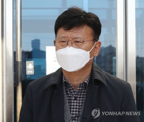 벌금 90만원 선고받은 이선호 울주군수(울산=연합뉴스) 김용태 기자 = 공직선거법 위반 혐의로 재판에 넘겨진 이선호 울산 울주군수가 9일 오전 울산지법에서 벌금 90만원을 선고받은 후 법원을 떠나고 있다. 2021.2.9 yongtae@yna.co.kr