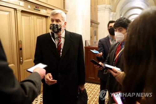 탄핵심판 첫날 기자들과 이야기중인 빌 캐시디 공화당 상원의원[AFP=연합뉴스]
