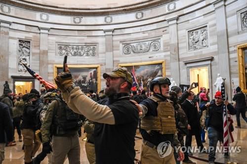 "대선 승리자는 트럼프, 의원들 어디 있어" 지난달 6일 의사당에 난입해 의원들 겁박을 시작한 친트럼프 시위대[AFP=연합뉴스 자료사진]