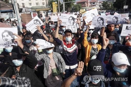 아웅산 수치 초상화 들고 쿠데타 규탄하는 미얀마 시위대    (양곤 AFP=연합뉴스) 미얀마 최대 도시이자 옛 수도인 양곤에서 8일(현지시간) 시위대가 구금 중인 아웅산 수치 국가고문의 초상화를 들고 군부 쿠데타를 규탄하는 거리 행진을 벌이고 있다. 전날 양곤에서는 시민 10만여 명이 거리로 쏟아져 나와 2007년 불교 승려들이 주축이 된 '샤프론 혁명' 이후 최대 규모의 시위가 벌어졌다.