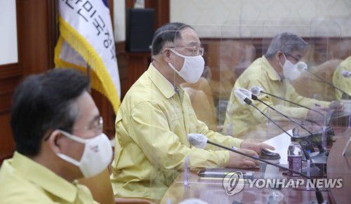 홍남기 부총리, 비상경제 중대본 주재(서울=연합뉴스) 김승두 기자 = 홍남기 경제부총리 겸 기획재정부 장관이 10일 정부서울청사에서 열린 제29차 비상경제 중앙대책본부 회의에서 발언하고 있다.  kimsdoo@yna.co.kr
