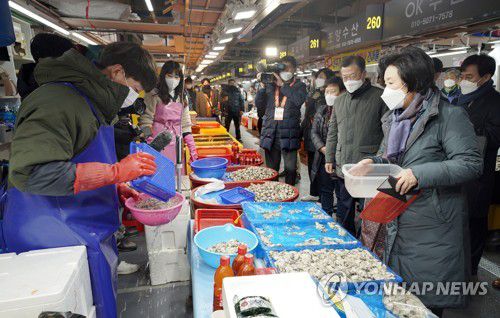 '용기내 캠패인' 동참한 문 대통령 내외(인천=연합뉴스) 이진욱 기자 = 문재인 대통령과 부인 김정숙 여사가 10일 오전 인천시 남동구 소래포구 전통어시장을 방문, 상점에서 생굴을 구입하고 있다. 대통령 내외는 1회용 용기 자제 캠페인인 '용기내 캠페인'에 동참해 지참한 용기로 물건을 구매했다. cityboy@yna.co.kr