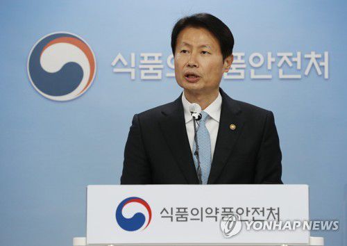 아스트라제네카 백신 허가(청주=연합뉴스) 천경환 기자 = 김강립 식품의약품안전처장이 10일 오후 충북 청주시 식약처 회의실에서 아스트라제네카 신종 코로나바이러스 감염증(코로나19) 백신을 허가 한다는 내용의 브리핑을 하고 있다. 2021.2.10 kw@yna.co.kr