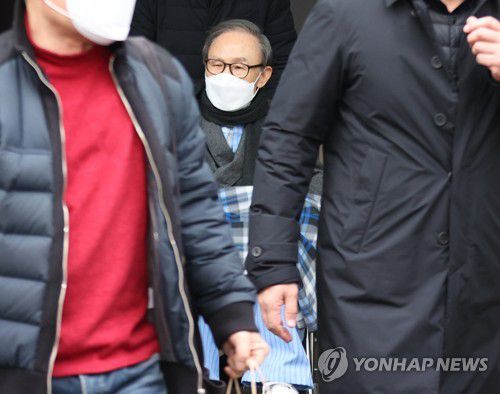 퇴원하는 이명박(서울=연합뉴스) 류영석 기자 = 서울동부구치소 수감 도중 기저질환 치료를 위해 50여일 간 병원에서 치료를 받은 이명박 전 대통령이 10일 오후 서울 종로구 서울대학교병원에서 뒷문을 통해 퇴원하고 있다. 2021.2.10 ondol@yna.co.kr