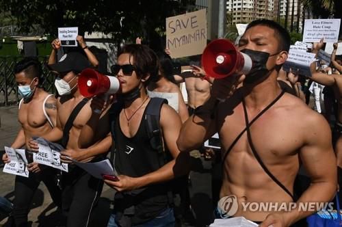 쿠데타 규탄 거리 시위에 동참한 미얀마 보디빌더들(양곤 AFP=연합뉴스) 11일(현지시간) 미얀마 최대 도시 양곤에서 보디빌더들이 쿠데타 규탄 시위에 동참해 거리 행진을 벌이고 있다. 군정이 양곤 등 대도시에 내린 계엄령 및 집회금지 조치에도 불구하고 미얀마에서는 엿새째 시위가 벌어지고 있다. 
    leekm@yna.co.kr