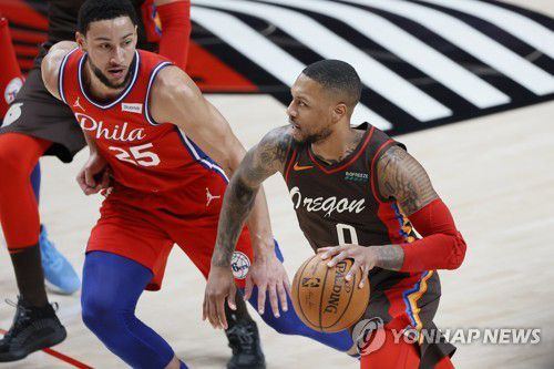 돌파하는 데이미언 릴러드(오른쪽)[USA투데이 스포츠=연합뉴스]