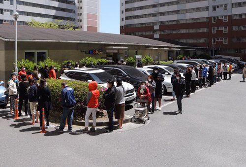 긴급재난생활비 받으러 왔어요(광양=연합뉴스) 지난해 4월 22일 광양시의 한 아파트 관리사무소에 긴급재난생활비를 받으려는 시민이 길게 줄지어 서 있는 모습. 2020.4.28 [광양시 제공.재판매 및 DB금지] photo@yna.co.kr