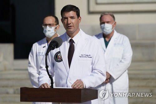"트럼프 대통령 퇴원 기준 충족" 기자회견 하는 의료진(베데스다 EPA=연합뉴스) 도널드 트럼프 미국 대통령이 신종 코로나바이러스 감염증(코로나19)으로 입원 중인 메릴랜드주 베데스다의 월터 리드 군 병원에서 5일(현지시간) 숀 콘리(가운데) 대통령 주치의 등 의료진이 기자회견을 열어 트럼프의 건강 상태에 관해 설명하고 있다. 의료진은 트럼프가 위험한 상황을 완전히 벗어난 것은 아니라면서도 퇴원에 필요한 기준을 충족했거나 넘어섰다고 밝혔다. leekm@yna.co.kr