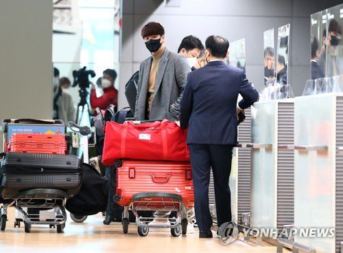 김광현 '출국'(영종도=연합뉴스) 윤동진 기자 = 미국 프로야구 메이저리그(MLB) 세인트루이스 카디널스의 김광현이 세인트루이스 구단 스프링캠프에 합류하기 위해 12일 오전 인천국제공항 2터미널에 도착, 출국 수속을 밟고 있다. 2021.2.12 mon@yna.co.kr