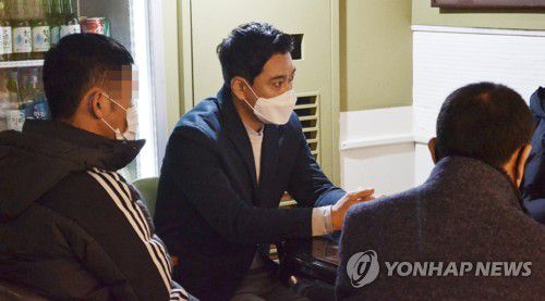 탈북청년 만난 오신환 경선후보(서울=연합뉴스) 서울시장 보궐선거 국민의힘 오신환 경선후보가 설날인 12일 서울시 거주 탈북 청년들을 격려하고 있다. 2021.2.12 [오신환 예비후보 측 제공. 재판매 및 DB금지] photo@yna.co.kr