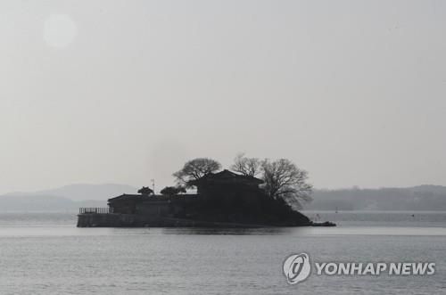 미세먼지와 서산 간월암[연합뉴스 자료사진]