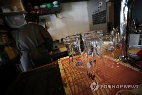 영업 준비하는 호프집[연합뉴스 자료사진]