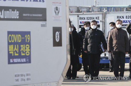 문재인 대통령이 지난 3일 오전 인천국제공항 대한항공 화물터미널에서 열린 코로나19 백신 수송 모의훈련을 참관하고 있다. [연합뉴스 자료사진]