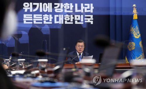 수보회의서 발언하는 문재인 대통령(서울=연합뉴스) 최재구 기자 = 문재인 대통령이 15일 청와대에서 열린 수석·보좌관 회의에서 발언하고 있다. jjaeck9@yna.co.kr