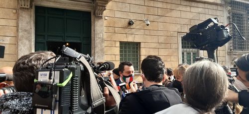 극우 정당 동맹 당수인 마테오 살비니(가운데) 상원의원이 로마 당사 앞에서 기자들 질의에 답하는 모습. 2021.2.13. [로마=연합뉴스]