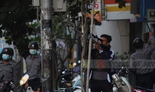 사복 군인이 민가를 향해 발포했다고 네티즌들이 주장하는 모습[보이스오브미얀마. 재판매 및 DB 금지]