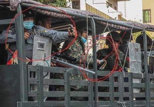 "만달레이 시위대에 새총 쏘는 군경"[트위터 @AungKoM59350353. 재판매 및 DB 금지]