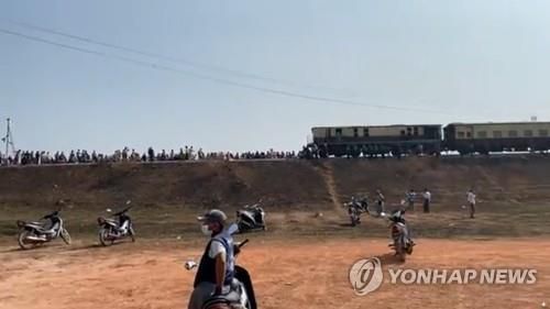 양곤~몰라민을 운행하는 열차를 멈춰 세운 시위대. 2021.2.16[탄 르윈 타임스 제공/로이터=연합뉴스. 재판매 및 DB 금지]