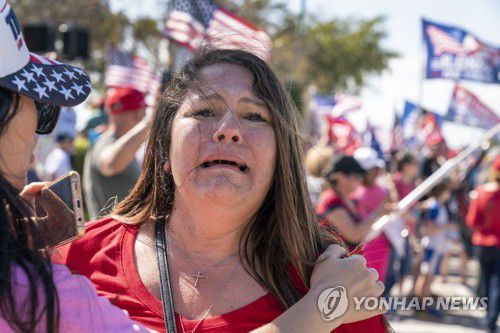 도널드 트럼프 전 미국 대통령의 집회 방문에 반응하는 지지자[AP=연합뉴스]
