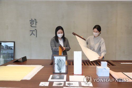 '우리 한지가 참 고와요'(서울=연합뉴스) 류효림 기자 = 지난해 5월 20일 서울 종로구 재동 한지문화산업센터에서 열린 개관 기념 기자간담회에서 참석자들이 전시물을 살펴보고 있다. 2020.5.20 ryousanta@yna.co.kr