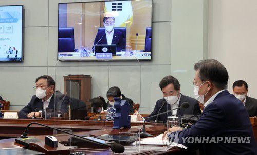 국토부장관 보고 받는 문 대통령(서울=연합뉴스) 최재구 기자 = 문재인 대통령이 16일 오후 청와대에서 화상회의 형식으로 열린 국토교통부 2021년 업무보고에서 변창흠 국토교통부장관의 보고를 받고 있다.  jjaeck9@yna.co.kr