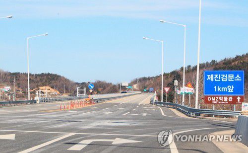 적막감 감도는 민통선(강원 고성=연합뉴스) 이종건 기자 = 동해 민통선 일대에서 신병이 확보된 신원미상의 인물로 통일전망대 관광객 등 일반인들의 민통선 출입이 전면 차단된 지난 16일 제진검문소로 통하는 7번 국도가 한산한 모습이다. momo@yna.co.kr