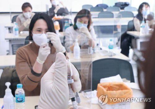 코로나 일상을 극복하기 위한 준비(서울=연합뉴스) 홍해인 기자 = 16일 오후 서울 중구 대한간호협회 서울·강원 취업인력교육센터에서 코로나19 감염병 전담병원, 중증 환자 치료 전담병원, 생활치료센터에 투입될 간호사들을 대상으로 신종 코로나바이러스 감염증(코로나19) 백신 접종 교육이 실시되고 있다. 2021.2.16 hihong@yna.co.kr