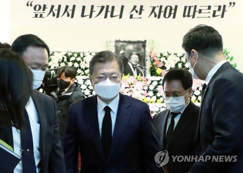 백기완 선생 빈소 나서는 문재인 대통령(서울=연합뉴스) 최재구 기자 = 문재인 대통령이 17일 오전 서울 종로구 서울대학교병원 장례식장에 마련된 고 백기완 통일문제연구소장 빈소를 조문한 뒤 빈소를 나서고 있다. jjaeck9@yna.co.kr