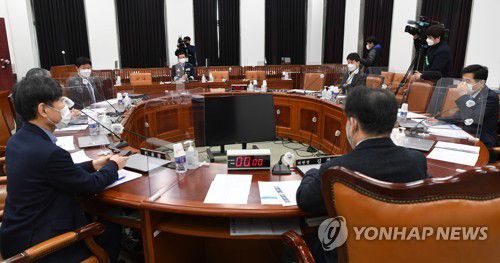 전제용 군사안보지원사령관, 정보위원회 전체회의 출석(서울=연합뉴스) 하사헌 기자 = 전제용 군사안보지원사령관이 17일 서울 여의도 국회에서 열린 정보위원회 전체회의에 출석해 있다. 2021.2.17 toadboy@yna.co.kr