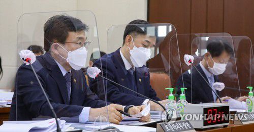 보건복지위 답변하는 권덕철 보건복지부 장관(서울=연합뉴스) 진성철 기자 = 권덕철 보건복지부 장관(왼쪽)이 17일 국회에서 열린 보건복지위원회 전체회의에서 질의에 답변하고 있다.  2021.2.17 zjin@yna.co.kr