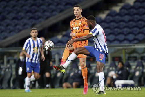 볼 다툼 하는 호날두(가운데)[AP=연합뉴스]