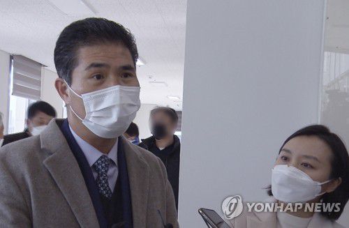 취재진 질문에 답하는 이원택 의원[연합뉴스 자료사진]