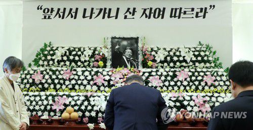 고 백기완 소장 빈소 조문한 문 대통령(서울=연합뉴스) 최재구 기자 = 문재인 대통령이 17일 오전 서울 종로구 서울대병원 장례식장에 마련된 고(故) 백기완 통일문제연구소장 빈소를 조문하고 있다. 2021.2.17 jjaeck9@yna.co.kr